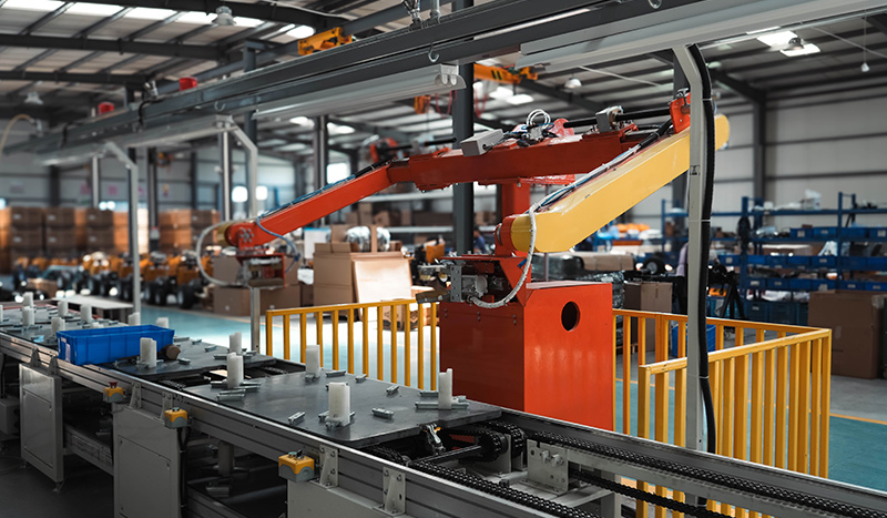 Ligne d'assemblage de bras robotisés de haute précision garantissant une qualité constante des tondeuses à gazon