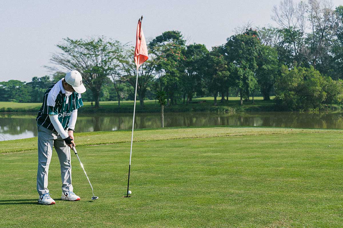 golfer-putting-green-lake-background.jpg